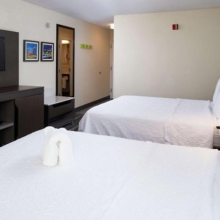 Hampton Inn Greensboro Airport Bagian luar foto