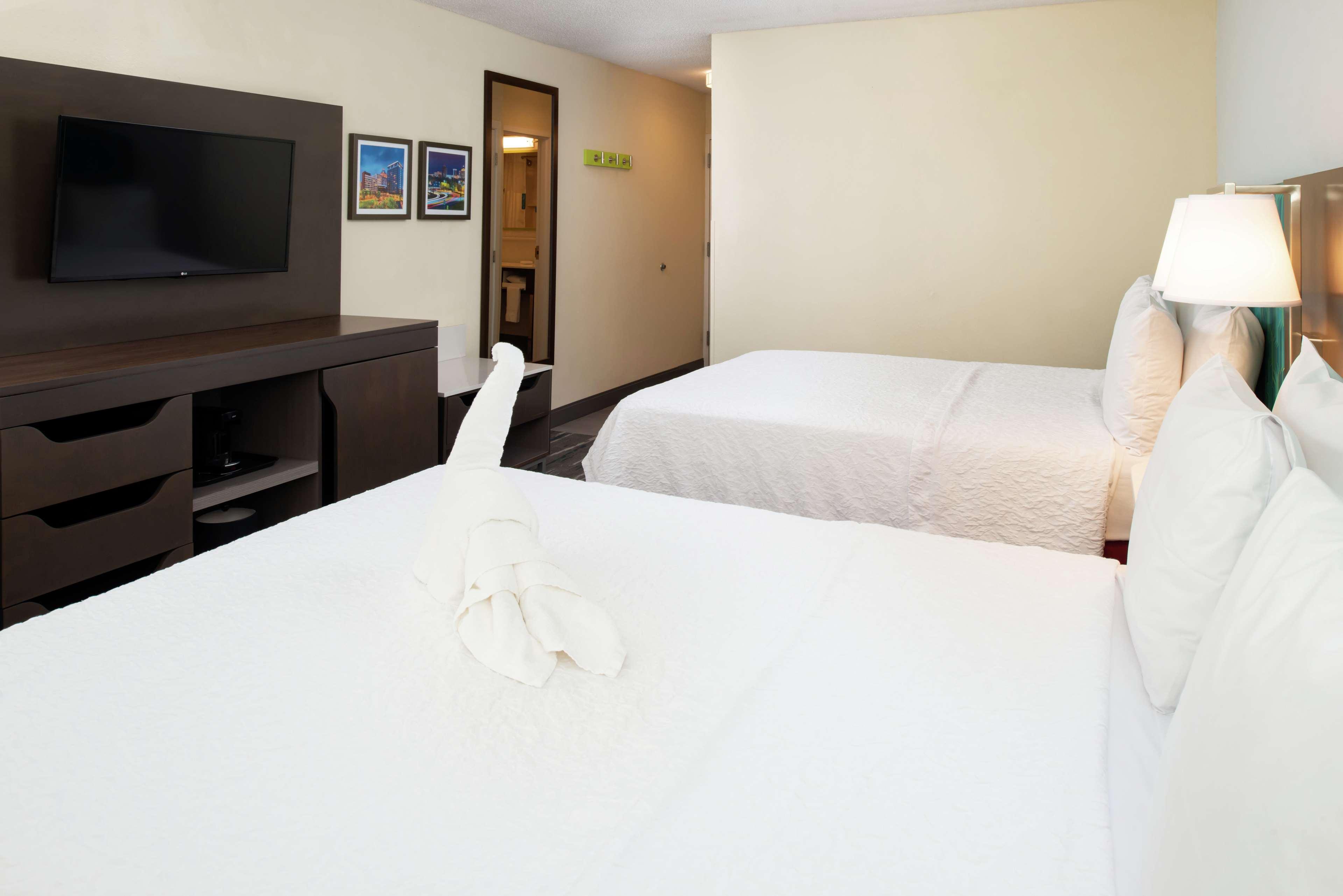Hampton Inn Greensboro Airport Bagian luar foto