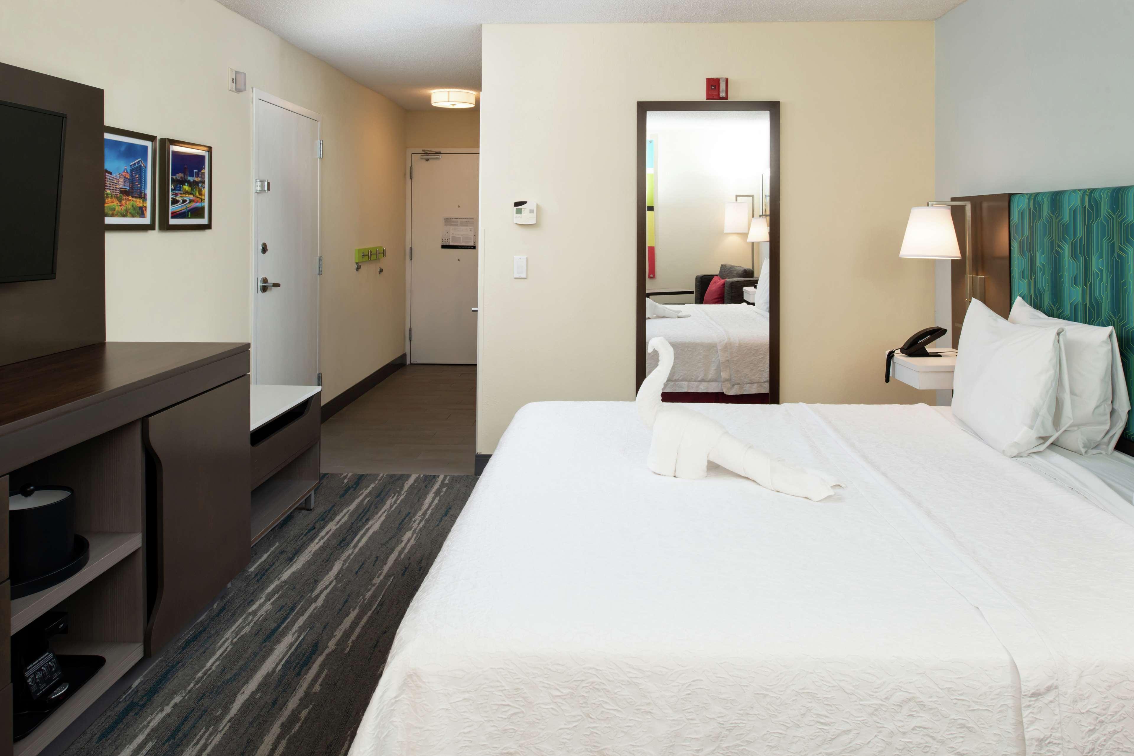 Hampton Inn Greensboro Airport Bagian luar foto