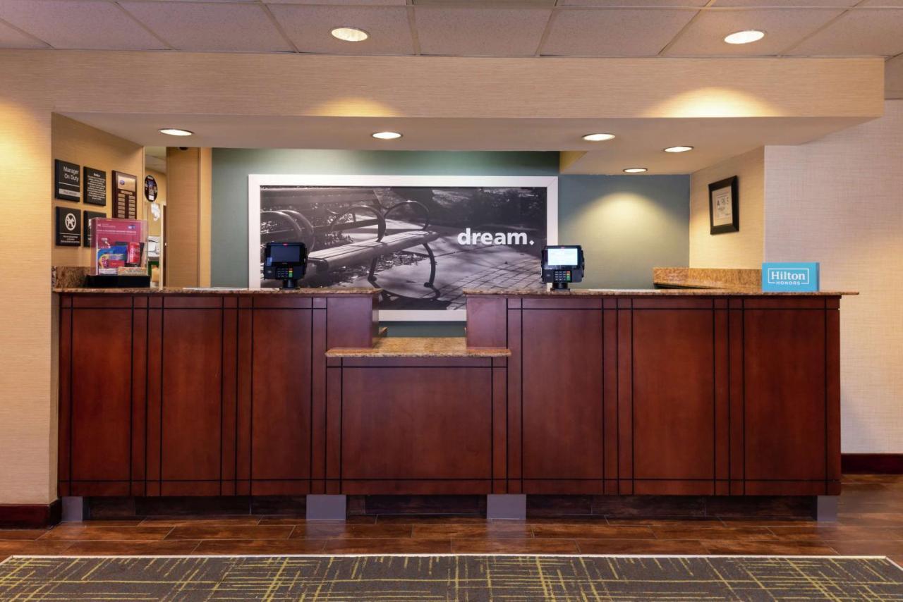 Hampton Inn Greensboro Airport Bagian luar foto