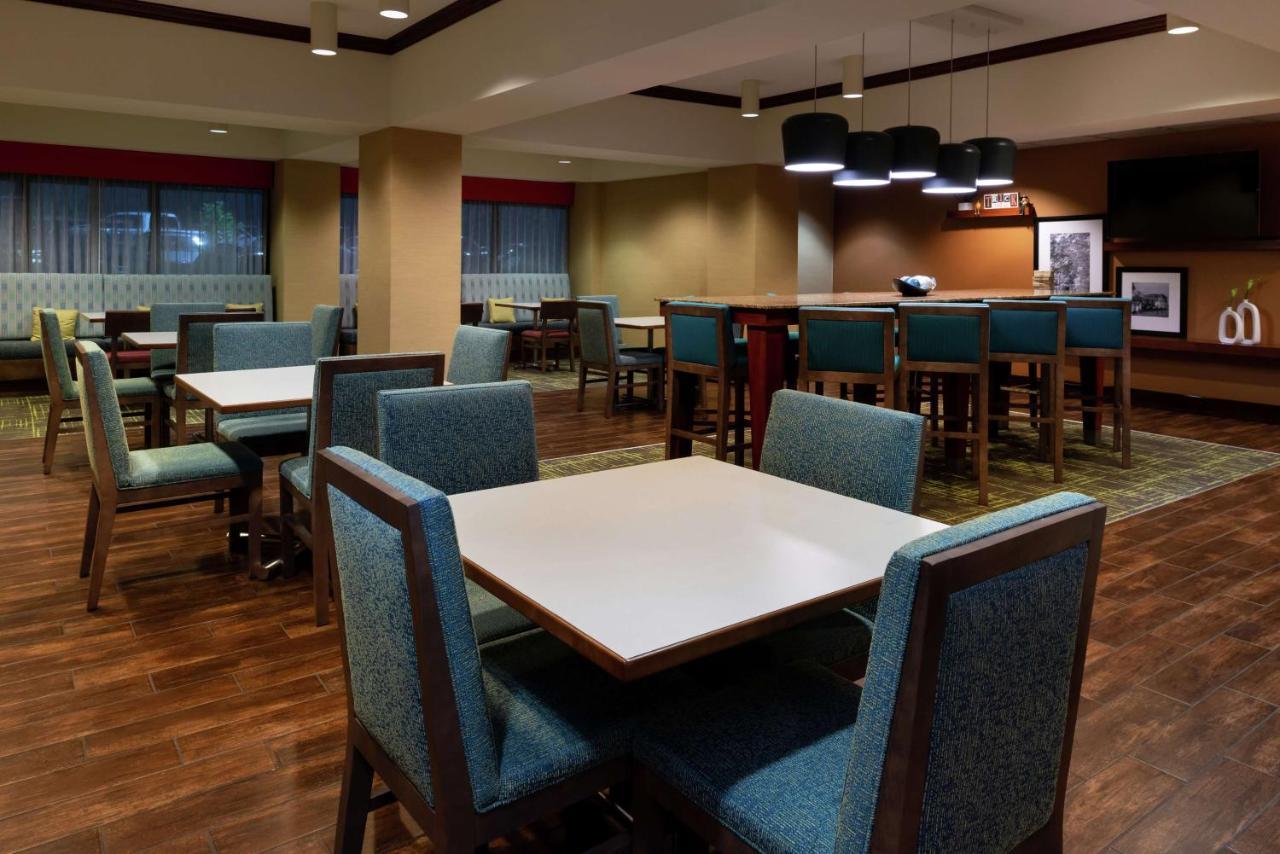 Hampton Inn Greensboro Airport Bagian luar foto