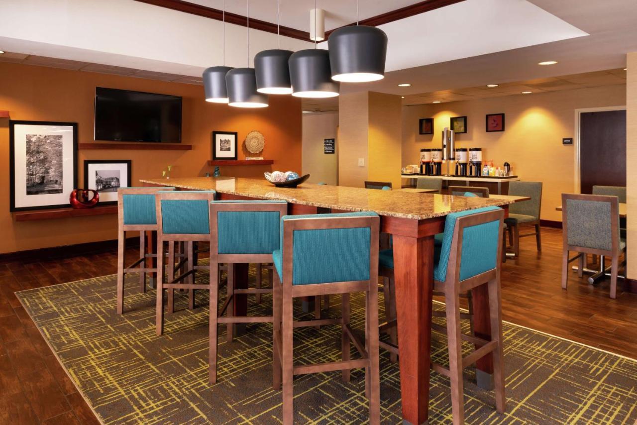 Hampton Inn Greensboro Airport Bagian luar foto