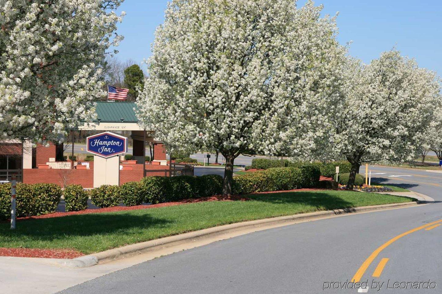 Hampton Inn Greensboro Airport Bagian luar foto