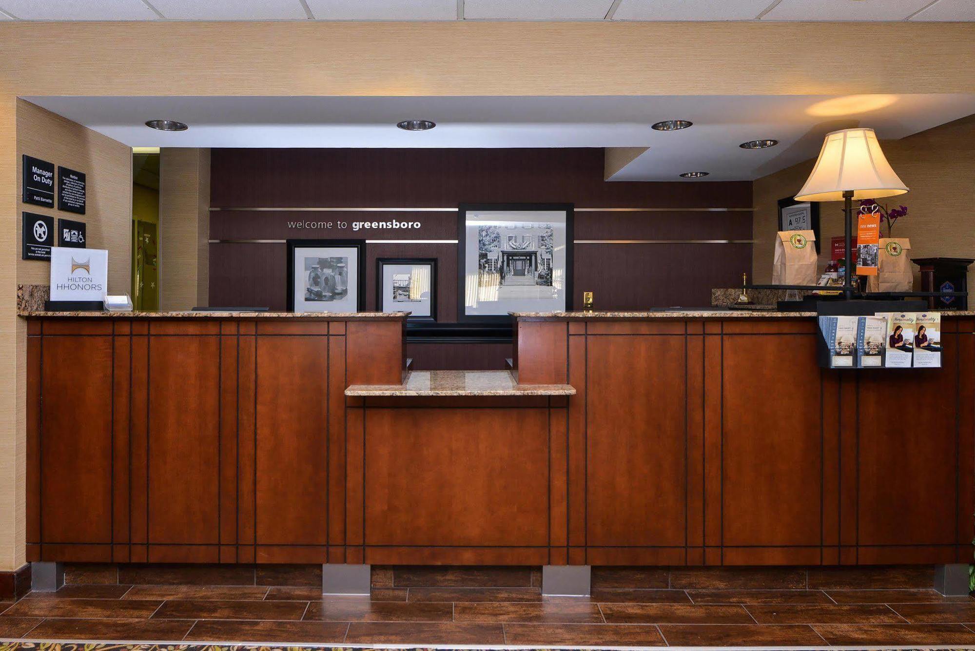 Hampton Inn Greensboro Airport Bagian luar foto