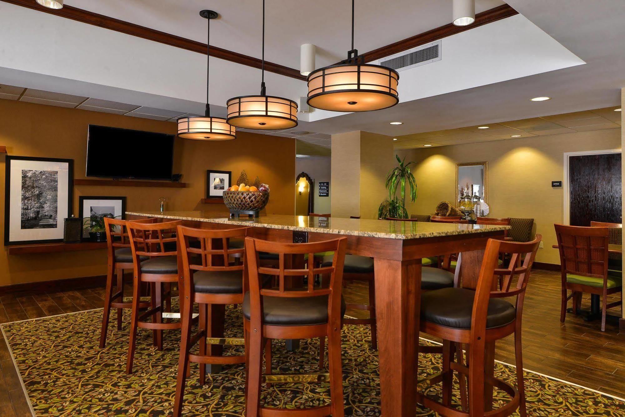 Hampton Inn Greensboro Airport Bagian luar foto