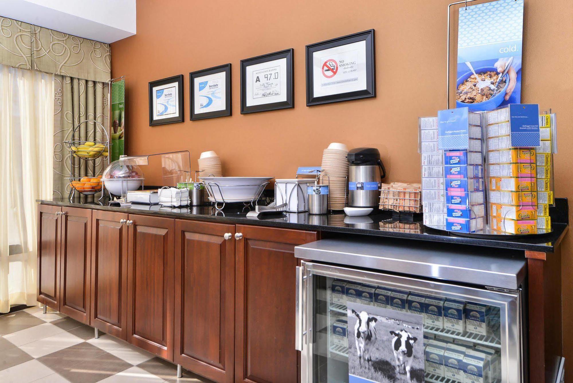 Hampton Inn Greensboro Airport Bagian luar foto